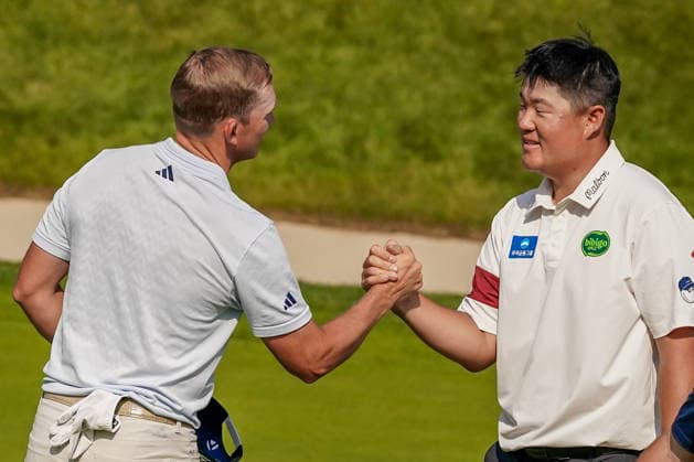 June 25, 2026, Cromwell, Connecticut, USA: Jacob Bridgeman (USA) (L) and Sungjae Im (KOR) shake hands on the 18th green after the first round of the 2026 Travelers Championship at TPC River Highlands. Cromwell USA - ZUMAw109 20260625_fap_w109_043 Copyright: xDebbyxWongx