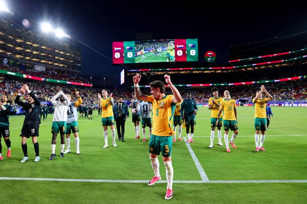 June 25, 2026, Santa Clara, California, USA: Santa Clara, USA - June 25 2026: Australia team celebrate with fans after qualifying to the next stage after a FIFA World Cup, WM, Weltmeisterschaft, Fussball group match against Paraguay at San Francisco Bay Area Stadium World Cup 2026: Group D: Paraguay 0:0 Australia  - ZUMAp121 20260625_zsp_p121_103 Copyright: xChrisxPutnamx