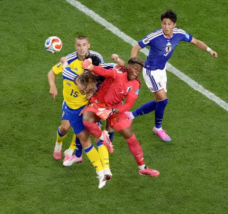Football: 2026 World Cup Japan goalkeeper Zion Suzuki (2nd from R) punches the ball during the second half of a World Cup Group F football match against Sweden at Dallas Stadium in Arlington, Texas, on June 25, 2026.  A14AA0005620311P