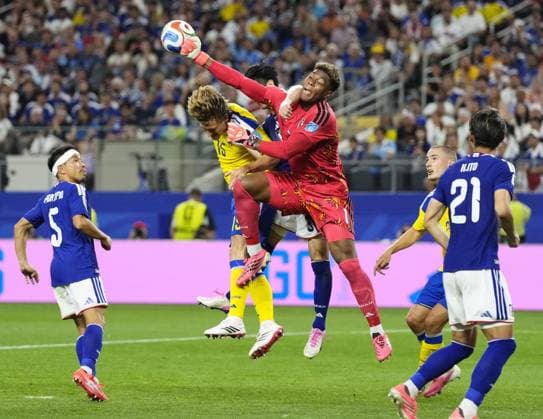 Football: 2026 World Cup Japan goalkeeper Zion Suzuki (C, R) attempts to punch the ball during the second half of a World Cup Group F football match against Sweden at Dallas Stadium in Arlington, Texas, on June 25, 2026.  A14AA0005620312P