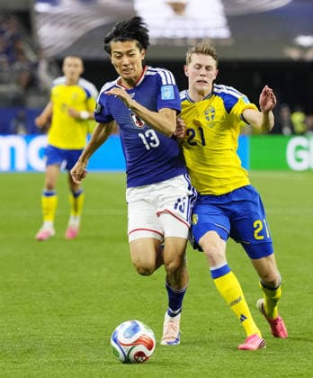 Football: 2026 World Cup Japan s Keito Nakamura (L) is challenged by Sweden s Alexander Bernhardsson during the second half of a World Cup Group F football match at Dallas Stadium in Arlington, Texas, on June 25, 2026.  A14AA0005620321P