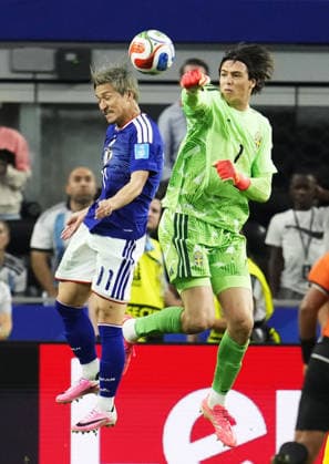 Football: 2026 World Cup Japan s Daizen Maeda (L) vies for the ball against Sweden goalkeeper Jacob Widell Zetterstrom during the second half of a World Cup Group F football match at Dallas Stadium in Arlington, Texas, on June 25, 2026.  A14AA0005620327P