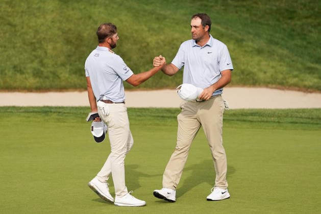 June 25, 2026, Cromwell, Connecticut, USA: Scottie Scheffler (USA) (R) shakes hands with Sam Burns (USA) on the 18th green after the first round of the 2026 Travelers Championship at TPC River Highlands. Cromwell USA - ZUMAw109 20260625_fap_w109_060 Copyright: xDebbyxWongx