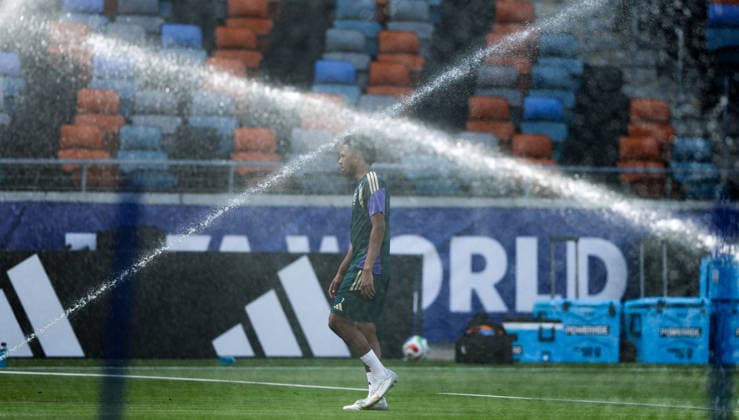 (260626) -- HOUSTON, June 26, 2026 -- Musab Aljuwayr of Saudi Arabia is seen before a training session at the FIFA World Cup, WM, Weltmeisterschaft, Fussball 2026 in Houston, the United States, on June 25, 2026. ) (SP)U.S.-HOUSTON-FOOTBALL-FIFA WORLD CUP-TRAINING-SAUDI ARABIA LixMing 