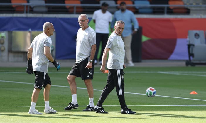 (260626) -- HOUSTON, June 26, 2026 -- Georgios Donis (R), head coach of Saudi Arabia, is seen during a training session at the FIFA World Cup, WM, Weltmeisterschaft, Fussball 2026 in Houston, the United States, on June 25, 2026. ) (SP)U.S.-HOUSTON-FOOTBALL-FIFA WORLD CUP-TRAINING-SAUDI ARABIA LixMing 