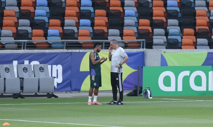 (260626) -- HOUSTON, June 26, 2026 -- Georgios Donis (R), head coach of Saudi Arabia, talks with Salem Aldawsari before a training session at the FIFA World Cup, WM, Weltmeisterschaft, Fussball 2026 in Houston, the United States, on June 25, 2026. ) (SP)U.S.-HOUSTON-FOOTBALL-FIFA WORLD CUP-TRAINING-SAUDI ARABIA LixMing 