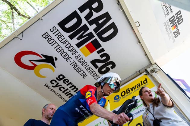 26.06.2026, GER, Rennrad, Maenner Frauen Junioren, Saison 2026, Rad DM 26 German Cycling Deutsche Meisterschaften, Einzelzeitfahren Rund um Streufdorf Gemeinde Straufhain Lennard Kaemna (Lidl - Trek) 3 Tage sommerliches Rekordwochenende mit Temperaturen bis zu 38Grad stellten die Rahmenbedingungen für die Rad DM 26. Am Freitag stand das Einzelzeitfahren der Männer über 41km 413hm sowie der Frauen über 26,2km 215hm an. 98646 Streufdorf Simmershausen Bundesstrasse L1134 K505 L26 Thüringen Deutschland *** June 26, 2026, GER, Road Bike, Men, Women, Juniors, 2026 Season, Rad DM 26 German Cycling Championships, Individual Time Trial Around Streufdorf, Municipality of Straufhain, Lennard Kaemna, Lidl Trek. A three-day summer record-breaking weekend with temperatures reaching up to 38 degrees set the stage for the 26th German Cycling Championships. On Friday, the men’s individual time trial over 41 km (413 hm) and the women’s over 26.2 km and 215 hm, took place at 98646 Streufdorf, Simmershausen, on Federal Highway L1134, K505, and L26 in Thuringia, Germany