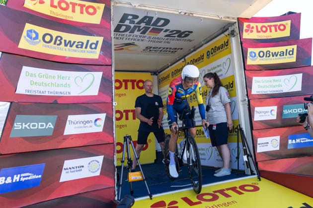 26.06.2026, GER, Rennrad, Maenner Frauen Junioren, Saison 2026, Rad DM 26 German Cycling Deutsche Meisterschaften, Einzelzeitfahren Rund um Streufdorf Gemeinde Straufhain 3 Tage sommerliches Rekordwochenende mit Temperaturen bis zu 38Grad stellten die Rahmenbedingungen für die Rad DM 26. Am Freitag stand das Einzelzeitfahren der Männer über 41km 413hm sowie der Frauen über 26,2km 215hm an. 98646 Streufdorf Simmershausen Bundesstrasse L1134 K505 L26 Thüringen Deutschland *** June 26, 2026, GER, Road Bike, Men, Women, Juniors, 2026 Season, Rad DM 26 German Cycling Championships, Individual Time Trial Around Streufdorf, Municipality of Straufhain—A three-day summer record-breaking weekend with temperatures reaching up to 38 degrees set the stage for the 26th German Cycling Championships. On Friday, the men’s individual time trial over 41 km (413 hm) and the women’s over 26,2 km and 215 hm, respectively, took place in 98646 Streufdorf, Simmershausen, on Federal Highway L1134, K505, and L26, Thuringia, Germany