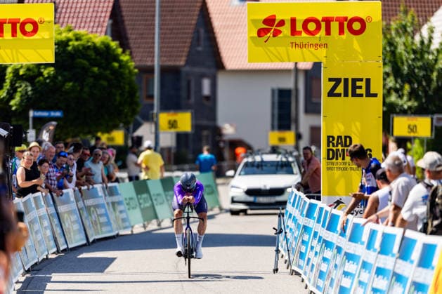 26.06.2026, GER, Rennrad, Maenner Frauen Junioren, Saison 2026, Rad DM 26 German Cycling Deutsche Meisterschaften, Einzelzeitfahren Rund um Streufdorf Gemeinde Straufhain Jasha Suetterlin (Team Jayco-AlUla) 3 Tage sommerliches Rekordwochenende mit Temperaturen bis zu 38Grad stellten die Rahmenbedingungen für die Rad DM 26. Am Freitag stand das Einzelzeitfahren der Männer über 41km 413hm sowie der Frauen über 26,2km 215hm an. 98646 Streufdorf Simmershausen Bundesstrasse L1134 K505 L26 Thüringen Deutschland *** June 26, 2026, GER, Road Bike, Men, Women, Juniors, 2026 Season, German Cycling Championships (DM 26), Individual Time Trial Around Streufdorf, Municipality of Straufhain, Jasha Suetterlin, Team Jayco AlUla. A three-day summer record-breaking weekend with temperatures reaching up to 38 degrees set the stage for the 2026 German Cycling Championships. On Friday, the men’s individual time trial took place over 41 km with 413 m of elevation gain, as well as the women’s race over 26.2 km with 215 hm. 98646 Streufdorf, Simmershausen, Federal Highway L1134, K505, L26, Thuringia, Germany