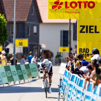 26.06.2026, GER, Rennrad, Maenner Frauen Junioren, Saison 2026, Rad DM 26 German Cycling Deutsche Meisterschaften, Einzelzeitfahren Rund um Streufdorf Gemeinde Straufhain Nils Politt (UAE Team Emirates) 3 Tage sommerliches Rekordwochenende mit Temperaturen bis zu 38Grad stellten die Rahmenbedingungen für die Rad DM 26. Am Freitag stand das Einzelzeitfahren der Männer über 41km 413hm sowie der Frauen über 26,2km 215hm an. 98646 Streufdorf Simmershausen Bundesstrasse L1134 K505 L26 Thüringen Deutschland *** June 26, 2026, GER, Road Bike, Men, Women, Juniors, 2026 Season, Rad DM 26 German Cycling Championships, Individual Time Trial Around Streufdorf, Municipality of Straufhain, Nils Politt, UAE Team Emirates. A three-day summer record-breaking weekend with temperatures reaching up to 38 degrees set the stage for the 26th German Cycling Championships. On Friday, the men’s individual time trial over 41 km (413 hm) and the women’s over 26.2 km and 215 m of elevation gain, took place at 98646 Streufdorf, Simmershausen, on Federal Highway L1134, K505, and L26 in Thuringia, Germany