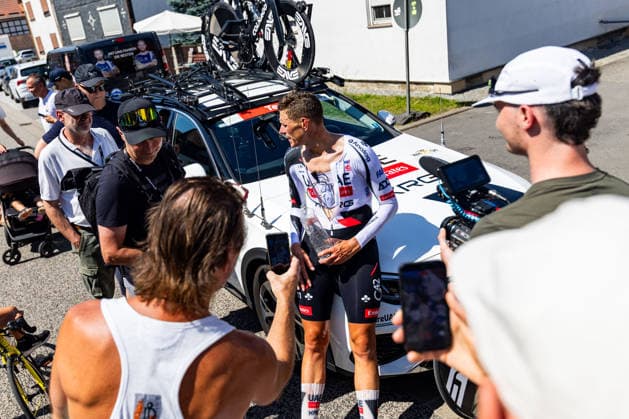 26.06.2026, GER, Rennrad, Maenner Frauen Junioren, Saison 2026, Rad DM 26 German Cycling Deutsche Meisterschaften, Einzelzeitfahren Rund um Streufdorf Gemeinde Straufhain Nils Politt (UAE Team Emirates) 3 Tage sommerliches Rekordwochenende mit Temperaturen bis zu 38Grad stellten die Rahmenbedingungen für die Rad DM 26. Am Freitag stand das Einzelzeitfahren der Männer über 41km 413hm sowie der Frauen über 26,2km 215hm an. 98646 Streufdorf Simmershausen Bundesstrasse L1134 K505 L26 Thüringen Deutschland *** June 26, 2026, GER, Road Bike, Men, Women, Juniors, 2026 Season, Rad DM 26 German Cycling Championships, Individual Time Trial Around Streufdorf, Municipality of Straufhain, Nils Politt, UAE Team Emirates. A three-day summer record-breaking weekend with temperatures reaching up to 38 degrees set the stage for the 26th German Cycling Championships. On Friday, the men’s individual time trial over 41 km (413 hm) and the women’s over 26.2 km and 215 m of elevation gain, took place at 98646 Streufdorf, Simmershausen, on Federal Highway L1134, K505, and L26 in Thuringia, Germany