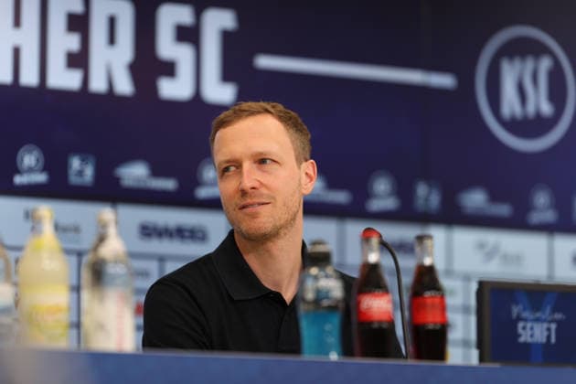 Maximilian Senft (Karlsruher SC, Chef-Trainer) bei seiner Vorstellung, Karlsruher SC Fussball, 2. Bundesliga, Trainervorstellung, 2026 2027, 26.06.2026, DFL REGULATIONS PROHIBIT ANY USE OF PHOTOGRAPHS AS IMAGE SEQUENCES AND OR QUASI-VIDEO, Karlsruher SC Fussball, 2. Bundesliga, Trainervorstellung, 2026 2027, 26.06.2026 Karlsruhe *** Maximilian Senft, Karlsruher SC, Head Coach at his introductory press conference, Karlsruher SC Soccer, 2. Bundesliga, Coach Introduction, 2026–2027, June 26, 2026, DFL regulations prohibit any use of photographs as image sequences and or quasi-video, Karlsruher SC Soccer, 2. Bundesliga, Head Coach Introduction, 2026–2027, June 26, 2026, Karlsruhe Copyright: xEibner-Pressefoto JanxPrihodax EP_JPA