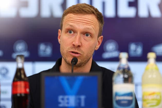 Maximilian Senft (Karlsruher SC, Chef-Trainer) bei seiner Vorstellung, Karlsruher SC Fussball, 2. Bundesliga, Trainervorstellung, 2026 2027, 26.06.2026, DFL REGULATIONS PROHIBIT ANY USE OF PHOTOGRAPHS AS IMAGE SEQUENCES AND OR QUASI-VIDEO, Karlsruher SC Fussball, 2. Bundesliga, Trainervorstellung, 2026 2027, 26.06.2026 Karlsruhe *** Maximilian Senft, Karlsruher SC, Head Coach at his introductory press conference, Karlsruher SC Soccer, 2. Bundesliga, Coach Introduction, 2026–2027, June 26, 2026, DFL regulations prohibit any use of photographs as image sequences and or quasi-video, Karlsruher SC Soccer, 2. Bundesliga, Head Coach Introduction, 2026–2027, June 26, 2026, Karlsruhe Copyright: xEibner-Pressefoto JanxPrihodax EP_JPA