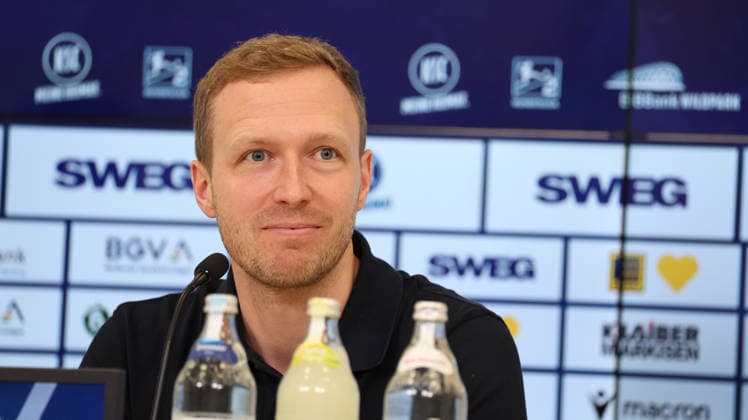 26.06.2026, xrekx, Fussball 2.Bundesliga, Karlsruher SC - Pressekonferenz v.l. Maximilian Senft Trainer (Karlsruher SC) (DFL DFB REGULATIONS PROHIBIT ANY USE OF PHOTOGRAPHS as IMAGE SEQUENCES and or QUASI-VIDEO) Karlsruhe *** June 26, 2026, xrekx, Soccer 2. Bundesliga, Karlsruher SC Press Conference with Maximilian Senft, Coach of Karlsruher SC. DFL and DFB regulations prohibit any use of photographs as image sequences and or quasi-video. Karlsruhe