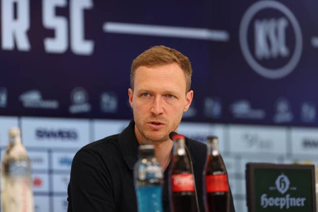 Maximilian Senft (Karlsruher SC, Chef-Trainer) bei seiner Vorstellung, Karlsruher SC Fussball, 2. Bundesliga, Trainervorstellung, 2026 2027, 26.06.2026, DFL REGULATIONS PROHIBIT ANY USE OF PHOTOGRAPHS AS IMAGE SEQUENCES AND OR QUASI-VIDEO, Karlsruher SC Fussball, 2. Bundesliga, Trainervorstellung, 2026 2027, 26.06.2026 Karlsruhe *** Maximilian Senft, Karlsruher SC, Head Coach at his introductory press conference, Karlsruher SC Soccer, 2. Bundesliga, Coach Introduction, 2026–2027, June 26, 2026, DFL regulations prohibit any use of photographs as image sequences and or quasi-video, Karlsruher SC Soccer, 2. Bundesliga, Head Coach Introduction, 2026–2027, June 26, 2026, Karlsruhe Copyright: xEibner-Pressefoto JanxPrihodax EP_JPA