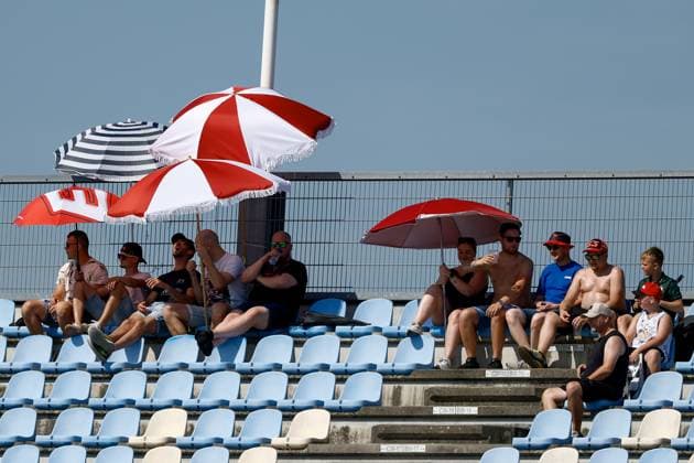 Sport Bilder des Tages ASSEN - Atmospheric image of spectators in the stands seeking relief from the heat under portable parasols during the Moto GP practice ahead of the 95th edition of the TT of Assen. VINCENT JANNINK ANP xVIxANPxSportx xxANPxIVx 562043736 originalFilename: 562043736.jpg