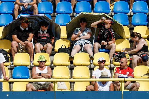 ASSEN - Atmospheric image of spectators in the stands seeking relief from the heat under portable parasols during the Moto GP practice ahead of the 95th edition of the TT of Assen. VINCENT JANNINK ANP xVIxANPxSportx xxANPxIVx 562043826 originalFilename: 562043826.jpg