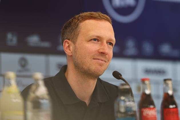 Maximilian Senft (Karlsruher SC, Chef-Trainer) bei seiner Vorstellung, Karlsruher SC Fussball, 2. Bundesliga, Trainervorstellung, 2026 2027, 26.06.2026, DFL REGULATIONS PROHIBIT ANY USE OF PHOTOGRAPHS AS IMAGE SEQUENCES AND OR QUASI-VIDEO, Karlsruher SC Fussball, 2. Bundesliga, Trainervorstellung, 2026 2027, 26.06.2026 Karlsruhe *** Maximilian Senft, Karlsruher SC, Head Coach at his introductory press conference, Karlsruher SC Soccer, 2. Bundesliga, Coach Introduction, 2026–2027, June 26, 2026, DFL regulations prohibit any use of photographs as image sequences and or quasi-video, Karlsruher SC Soccer, 2. Bundesliga, Head Coach Introduction, 2026–2027, June 26, 2026, Karlsruhe Copyright: xEibner-Pressefoto JanxPrihodax EP_JPA