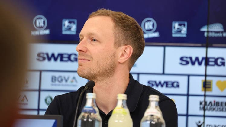 26.06.2026, xrekx, Fussball 2.Bundesliga, Karlsruher SC - Pressekonferenz v.l. Maximilian Senft Trainer (Karlsruher SC) (DFL DFB REGULATIONS PROHIBIT ANY USE OF PHOTOGRAPHS as IMAGE SEQUENCES and or QUASI-VIDEO) Karlsruhe *** June 26, 2026, xrekx, Soccer 2. Bundesliga, Karlsruher SC Press Conference with Maximilian Senft, Coach of Karlsruher SC. DFL and DFB regulations prohibit any use of photographs as image sequences and or quasi-video. Karlsruhe