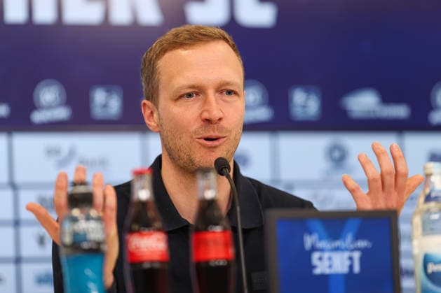 Maximilian Senft (Karlsruher SC, Chef-Trainer) bei seiner Vorstellung, Karlsruher SC Fussball, 2. Bundesliga, Trainervorstellung, 2026 2027, 26.06.2026, DFL REGULATIONS PROHIBIT ANY USE OF PHOTOGRAPHS AS IMAGE SEQUENCES AND OR QUASI-VIDEO, Karlsruher SC Fussball, 2. Bundesliga, Trainervorstellung, 2026 2027, 26.06.2026 Karlsruhe *** Maximilian Senft, Karlsruher SC, Head Coach at his introductory press conference, Karlsruher SC Soccer, 2. Bundesliga, Coach Introduction, 2026–2027, June 26, 2026, DFL regulations prohibit any use of photographs as image sequences and or quasi-video, Karlsruher SC Soccer, 2. Bundesliga, Head Coach Introduction, 2026–2027, June 26, 2026, Karlsruhe Copyright: xEibner-Pressefoto JanxPrihodax EP_JPA