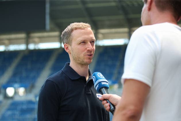 Maximilian Senft (Karlsruher SC, Chef-Trainer) im TV Interview im Stadion, Karlsruher SC Fussball, 2. Bundesliga, Trainervorstellung, 2026 2027, 26.06.2026, DFL REGULATIONS PROHIBIT ANY USE OF PHOTOGRAPHS AS IMAGE SEQUENCES AND OR QUASI-VIDEO, Karlsruher SC Fussball, 2. Bundesliga, Trainervorstellung, 2026 2027, 26.06.2026 Karlsruhe *** Maximilian Senft, Karlsruher SC Head Coach, in a TV interview at the stadium, Karlsruher SC Soccer, 2. Bundesliga, Coach Introduction, 2026–2027, June 26, 2026, DFL regulations prohibit any use of photographs as image sequences and or quasi-video, Karlsruher SC Soccer, 2. Bundesliga, Coach Introduction, 2026–2027, June 26, 2026, Karlsruhe Copyright: xEibner-Pressefoto JanxPrihodax EP_JPA