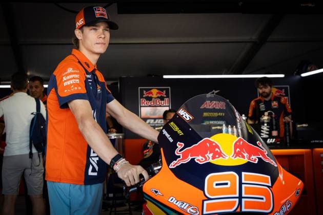 ASSEN - Collin Veijer (NED) with his Kalex in the pit box for the Moto2 practice ahead of the 95th edition of the TT of Assen. VINCENT JANNINK ANP xVIxANPxSportx xxANPxIVx 562047604 originalFilename: 562047604.jpg