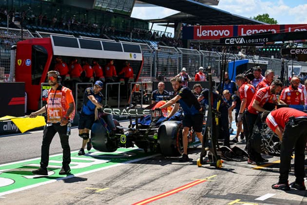 F1 - AUSTRIAN GRAND PRIX 2026 03 VERSTAPPEN Max (nld), Red Bull Racing Ford RB22, action mechanic, mecanicien, mechanics pitlane, mechanical problems during the Formula 1 Austrian Grand Prix 2026, 8th round of the 2026 Formula One World Championship, WM, Weltmeisterschaft from June 26 to 28, 2026 on the Red Bull Ring, in Spielberg, Austria - SpielbergAustria  Copyright: xALBERTOxVIMERCATIx