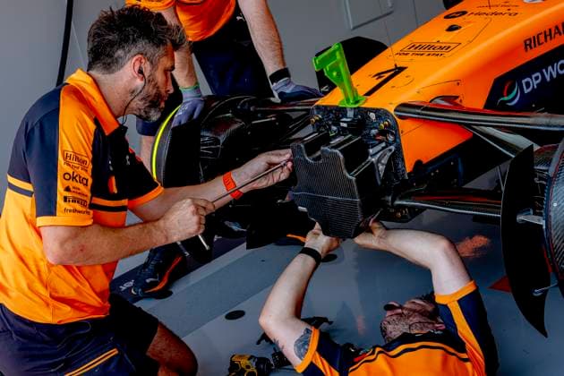 SPIELBERG - Mechanics at work on the car of Formula 1 driver Lando Norris of McLaren Mastercard Formula 1 Team during the Formula 1 Austria at the Red Bull Ring on June 26, 2026 in Spielberg, Austria. (Photo by DeFodi Images) - *** SPIELBERG Mechanics working on the car of Formula 1 driver Lando Norris of the McLaren Mastercard Formula 1 Team during the Formula 1 Austrian Grand Prix at the Red Bull Ring on June 26, 2026, in Spielberg, Austria. Photo by DeFodi Images