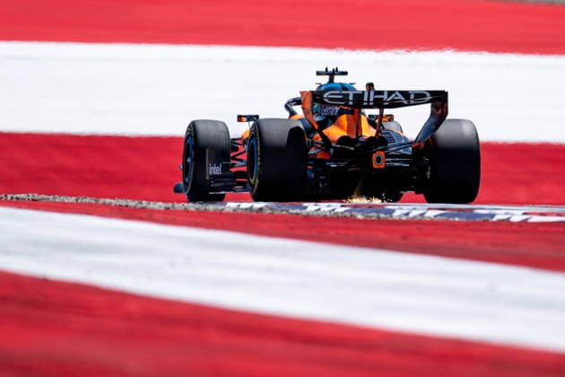 AUT, Lenovo Grand Prix von Österreich, Freies Training, Formel 1 Weltmeisterschaft Saison 2026 26.06.2026, Red Bull Ring, Spielberg, AUT, Lenovo Grand Prix von Österreich, Freies Training, Formel 1 Weltmeisterschaft Saison 2026, im Bild Oscar Piastri (McLaren Mastercard Formula 1 Team, Australien, 81) im MCL40 vor Auslaufzone bemalt mit österreichischer Fahne Flagge, *** AUT, Lenovo Grand Prix of Austria, Free Practice, 2026 Formula 1 World Championship Season, June 6, 2026, Red Bull Ring, Spielberg, AUT, Lenovo Austrian Grand Prix, Free Practice, 2026 Formula 1 World Championship Season, pictured: Oscar Piastri of the McLaren Mastercard Formula 1 Team, Australia, 81 in the MCL40 in front of the run-off area, painted with the Austrian flag, nordphotoxGmbHx xMemmler nph00005