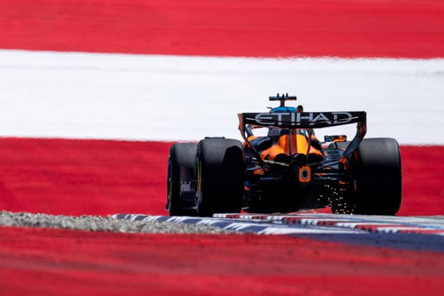 AUT, Lenovo Grand Prix von Österreich, Freies Training, Formel 1 Weltmeisterschaft Saison 2026 26.06.2026, Red Bull Ring, Spielberg, AUT, Lenovo Grand Prix von Österreich, Freies Training, Formel 1 Weltmeisterschaft Saison 2026, im Bild Oscar Piastri (McLaren Mastercard Formula 1 Team, Australien, 81) im MCL40 vor Auslaufzone bemalt mit österreichischer Fahne Flagge, *** AUT, Lenovo Grand Prix of Austria, Free Practice, 2026 Formula 1 World Championship Season, June 6, 2026, Red Bull Ring, Spielberg, AUT, Lenovo Austrian Grand Prix, Free Practice, 2026 Formula 1 World Championship Season, pictured: Oscar Piastri of the McLaren Mastercard Formula 1 Team, Australia, No. 81 in the MCL40 in front of the run-off area, painted with the Austrian flag, nordphotoxGmbHx xMemmler nph00005
