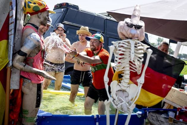 ASSEN - Race fans seek relief from the heat at TT campsite Oostra ahead of the 95th edition of the TT of Assen. WOUTER DE WILDE ANP xVIxANPxSportx xxANPxIVx 562056893 originalFilename: 562056893.jpg