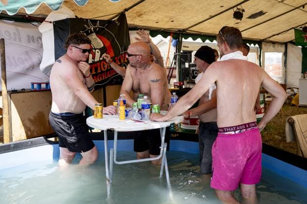 ASSEN - Race fans seek relief from the heat at TT campsite Oostra ahead of the 95th edition of the TT of Assen. WOUTER DE WILDE ANP xVIxANPxSportx xxANPxIVx 562057046 originalFilename: 562057046.jpg