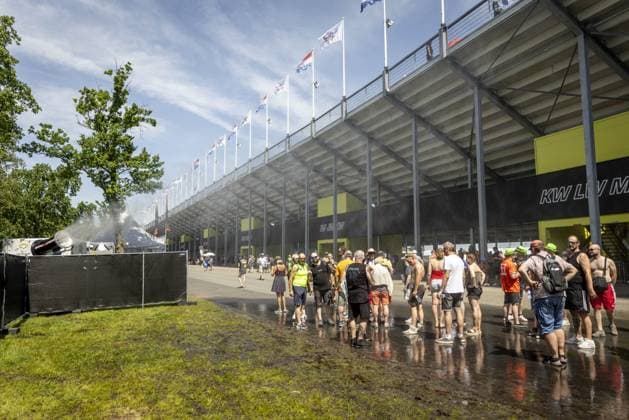 ASSEN - Race fans seek relief from the heat during the free practice session of the 95th edition of the TT of Assen. WOUTER DE WILDE ANP xVIxANPxSportx xxANPxIVx 562058238 originalFilename: 562058238.jpg