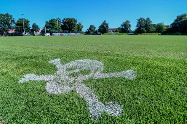 Sport Bilder des Tages Pauli Totenkopf Symbol auf dem Rasen der zurzeit nicht bespielbar ist Hybridrasen Hybrid Deutschland , Hamburg , Trainingsgelände an der Kollaustrasse , Fussball , 2. Bundesliga , FC St Pauli *** St. Pauli skull symbol on the field, which is currently unplayable; hybrid turf; Hybrid Germany; Hamburg; training facility on Kollaustrasse; soccer; 2. Bundesliga; FC St. Pauli