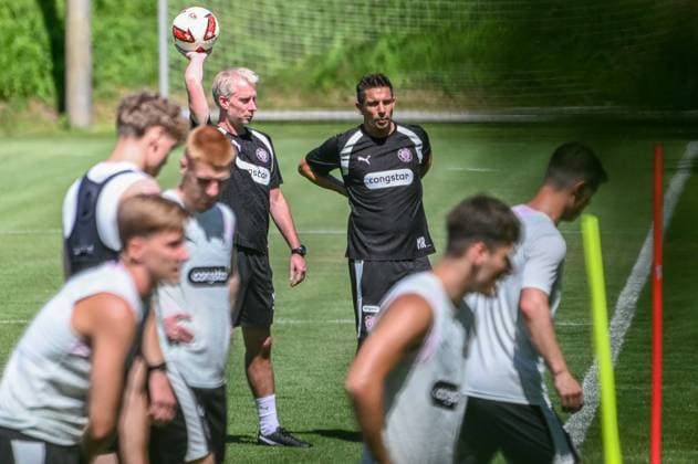 Co-Trainer Jens Schuster Trainer Marcel Rapp ( Pauli ) Deutschland , Hamburg , Trainingsgelände an der Kollaustrasse , Fussball , 2. Bundesliga , FC St Pauli *** Assistant Coach Jens Schuster, Head Coach Marcel Rapp, St. Pauli, Germany, Hamburg, Training Facility on Kollaustrasse, Soccer, 2. Bundesliga, FC St. Pauli