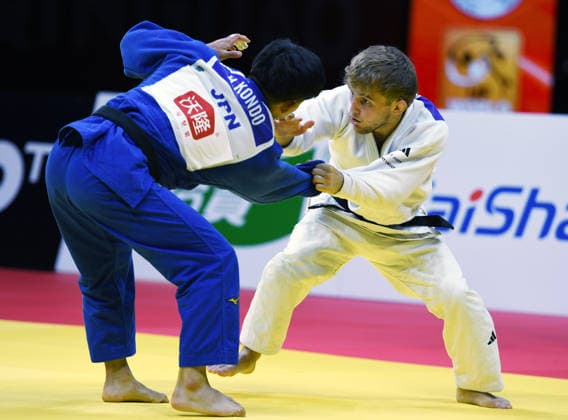 (260626) -- QINGDAO, June 26, 2026 -- Kondo Hayato (L) of Japan competes against Charlie Ayre of Britain during the men s -60kg final match at the IJF World Judo Tour Qingdao Grand Prix 2026 in Qingdao, east China s Shandong Province, June 26, 2026. ) (SP)CHINA-QINGDAO-JUDO-GRAND PRIX 2026(CN) LixZiheng 