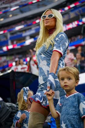 USA: Fußball FIFA World Cup, WM, Weltmeisterschaft, Fussball 2026 Gruppenphase Gruppe A Türkei vs USA SoFi Stadium (Inglewood, Los Angeles County, Kalifornien): Paris Hilton, Carter Reum, Phoenix Reum, London Reum, Familie, Familienporträt, Prominente, Celebrity, VIP-Gast, USA-Fußballfans, USA-Familie, Eltern mit Kindern, Kinder, Zuschauer, Tribüne, USA-Trikots, US Soccer, Fankultur, Fußball-WM, FIFA World Cup 2026, World Cup, Stadion, Event, Impression, Patriotismus, Nationalfarben *** USA Soccer FIFA World Cup 2026 Group Stage Group A Turkey vs. USA SoFi Stadium, Inglewood, Los Angeles County, California Paris Hilton, Carter Reum, Phoenix Reum, London Reum, family, family portrait, celebrities, Celebrity, VIP Guest, U.S. Soccer Fans, U.S. Family, Parents with Children, Children, Spectators, Stands, U.S. Jerseys, U.S. Soccer, Fan Culture, Soccer World Cup, FIFA World Cup 2026, World Cup, Stadium, Event, Impression, Patriotism, National Colors Copyright: xJOERANxSTEINSIEKx