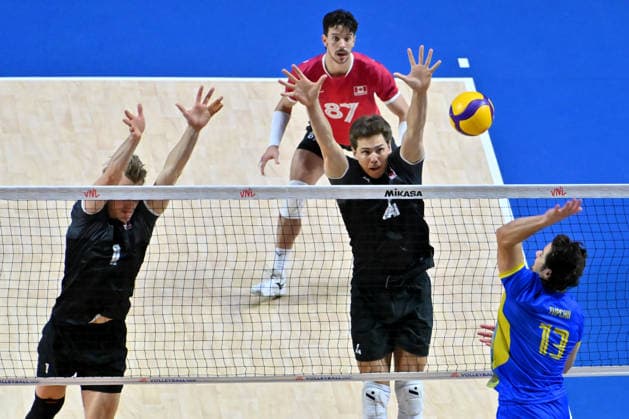 LJUBLJANA, SLOVENIA - JUNE 26: Vasyl Tupchii of Ukraine (R) in action against Erik Siksna of Canada (C) during the FIVB Men s Volleyball Nations League match between Ukraine and Canada at Arena Stozice, Ljubljana on June 26, 2026 in Ljubljana, Slovenia. (Photo by Igor Kupljenik Sports Press Photo).  Copyright: xIgorxKupljenikx xSPPx Sportspressphoto_SPR177402