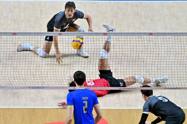 LJUBLJANA, SLOVENIA - JUNE 26: Zachary Hollands of Canada (C) in action against Maksym Drozd of Ukraine (L) during the FIVB Men s Volleyball Nations League match between Ukraine and Canada at Arena Stozice, Ljubljana on June 26, 2026 in Ljubljana, Slovenia. (Photo by Igor Kupljenik Sports Press Photo).  Copyright: xIgorxKupljenikx xSPPx Sportspressphoto_SPR177412