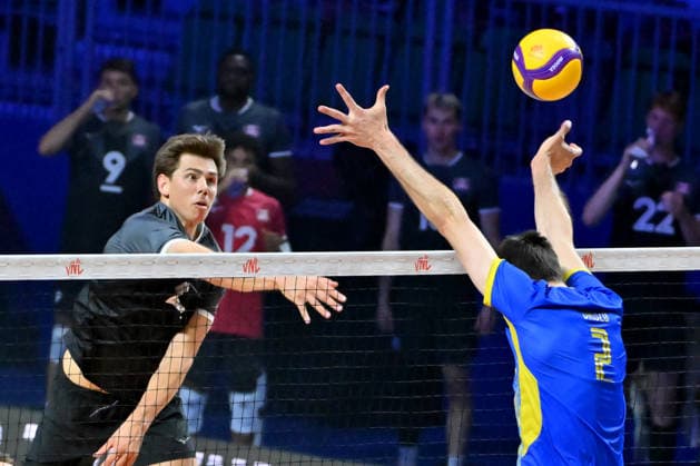 LJUBLJANA, SLOVENIA - JUNE 26: Erik Siksna of Canada (L) in action against Maksym Drozd of Ukraine (R) during the FIVB Men s Volleyball Nations League match between Ukraine and Canada at Arena Stozice, Ljubljana on June 26, 2026 in Ljubljana, Slovenia. (Photo by Igor Kupljenik Sports Press Photo).  Copyright: xIgorxKupljenikx xSPPx Sportspressphoto_SPR177417