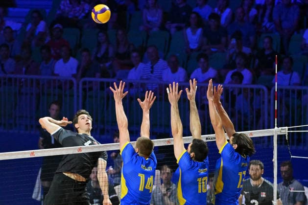 LJUBLJANA, SLOVENIA - JUNE 26: Erik Siksna of Canada (L) in action against Illia Kovalov of Ukraine (2L) during the FIVB Men s Volleyball Nations League match between Ukraine and Canada at Arena Stozice, Ljubljana on June 26, 2026 in Ljubljana, Slovenia. (Photo by Igor Kupljenik Sports Press Photo).  Copyright: xIgorxKupljenikx xSPPx Sportspressphoto_SPR177420