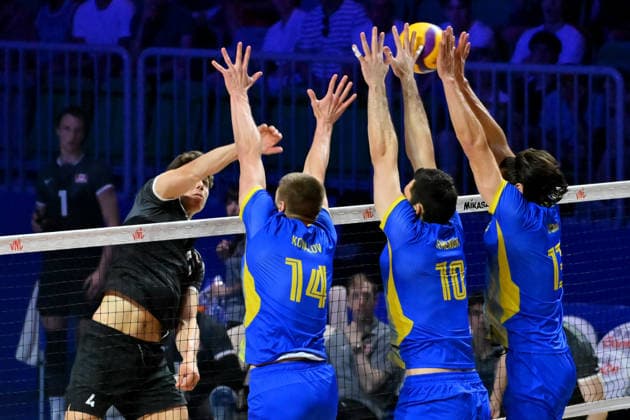 LJUBLJANA, SLOVENIA - JUNE 26: Erik Siksna of Canada (L) in action against Illia Kovalov of Ukraine (2L) during the FIVB Men s Volleyball Nations League match between Ukraine and Canada at Arena Stozice, Ljubljana on June 26, 2026 in Ljubljana, Slovenia. (Photo by Igor Kupljenik Sports Press Photo).  Copyright: xIgorxKupljenikx xSPPx Sportspressphoto_SPR177422
