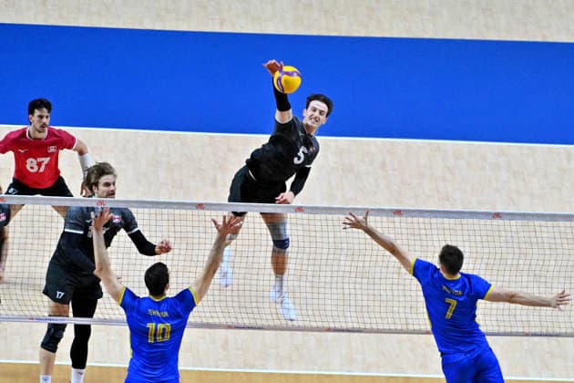 LJUBLJANA, SLOVENIA - JUNE 26: Brodie Hofer of Canada (C) in action against Yurii Synytsia of Ukraine (R) during the FIVB Men s Volleyball Nations League match between Ukraine and Canada at Arena Stozice, Ljubljana on June 26, 2026 in Ljubljana, Slovenia. (Photo by Igor Kupljenik Sports Press Photo).  Copyright: xIgorxKupljenikx xSPPx Sportspressphoto_SPR177424