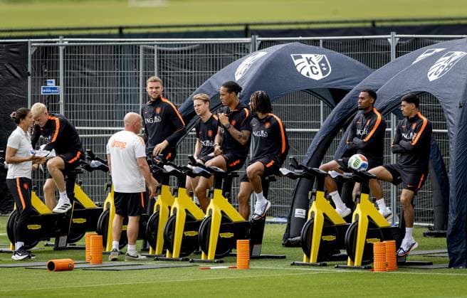 KANSAS CITY - Jan Paul van Hecke (of the Netherlands), Netherlands goalkeeper Bart Verbruggen, Frenkie de Jong (of the Netherlands), Virgil van Dijk (of the Netherlands), Nathan Ake (of the Netherlands), Ryan Gravenberch (of the Netherlands), and Tijjani Reijnders (of the Netherlands) during a training session of the Dutch national team, Nationalteam at the KC Current Training Facility on June 26, 2026, in Kansas City. The Dutch national team is preparing for the match against Morocco at the FIFA World Cup, WM, Weltmeisterschaft, Fussball KOEN VAN WEEL ANP xVIxANPxSportx xxANPxIVx 562067748 originalFilename: 562067748.jpg