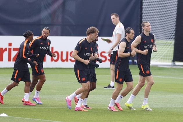 KANSAS CITY, 26-06-2026, KC Current Training Facility , Training of the Netherlands team, the day after their match against Tunesia. Picture shows players doing a warming up Netherlands training at KC Current (World Cup 2026)  x204662562x Copyright: