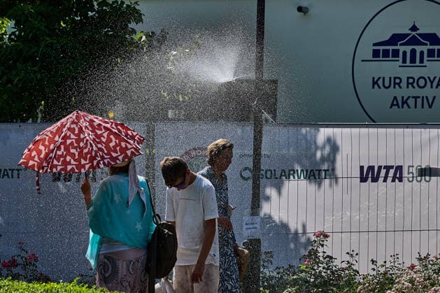 June 26, 2026, Bad Homburg, Hessen, Germany: Impressions Spectators and visitors, please take a quick shower during the BAD HOMBURG OPEN powered by SOLARWATTT- WTA500 - Womens Tennis, 26.6.2026 in Bad Homburg (Tennis-Club Bad Homburg), Germany Tennis 2026: WTA, Tennis Damen Bad Hombug Open: Semifinal Singles: IMPRESSIONS  - ZUMAs343 20260626_zsp_s343_020 Copyright: xMathiasxSchulzx