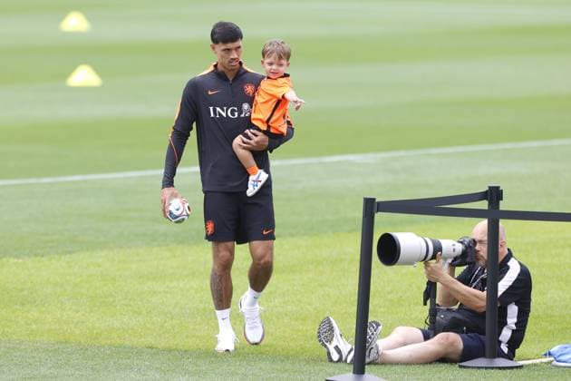 Sport Bilder des Tages KANSAS CITY, 26-06-2026, KC Current Training Facility , Training of the Netherlands team, the day after their match against Tunesia. Picture shows Tijjani Reijnders with kid Netherlands training at KC Current (World Cup 2026)  x204663135x Copyright: