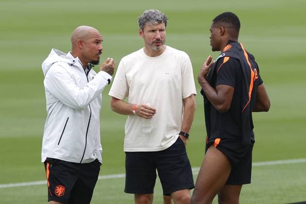 KANSAS CITY, 26-06-2026, KC Current Training Facility , Training of the Netherlands team, the day after their match against Tunesia. Picture shows Nigel de Jong, Mark van Bommel and Denzell Dumfries Netherlands training at KC Current (World Cup 2026)  x204663668x Copyright: