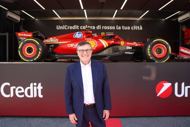 La ferrari a Napoli in Mostra a pIazza Municipio Dr. Ferdinando Natali regional manager sud di Unicredit Questa mattina in piazza municipio ha aperto lo stand con la Ferrari che sta girando delle tappe con lo sponsor Unicredit Napoli 26 06 2026 Sant Antimo Il molino CAMPANIA ITALIA Copyright: xFABIOxSASSOxFabioxSassox 226A0872