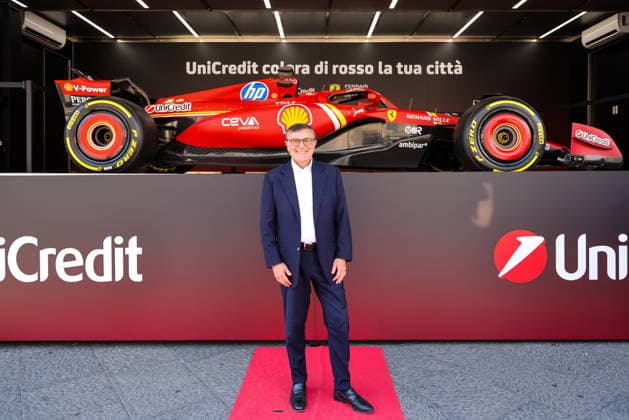 La ferrari a Napoli in Mostra a pIazza Municipio Dr. Ferdinando Natali regional manager sud di Unicredit Questa mattina in piazza municipio ha aperto lo stand con la Ferrari che sta girando delle tappe con lo sponsor Unicredit Napoli 26 06 2026 Sant Antimo Il molino CAMPANIA ITALIA Copyright: xFABIOxSASSOxFabioxSassox 226A0874